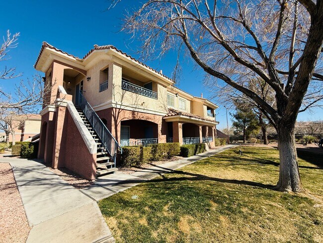 Foto del edificio - Recently Updated Condo-Available Soon!