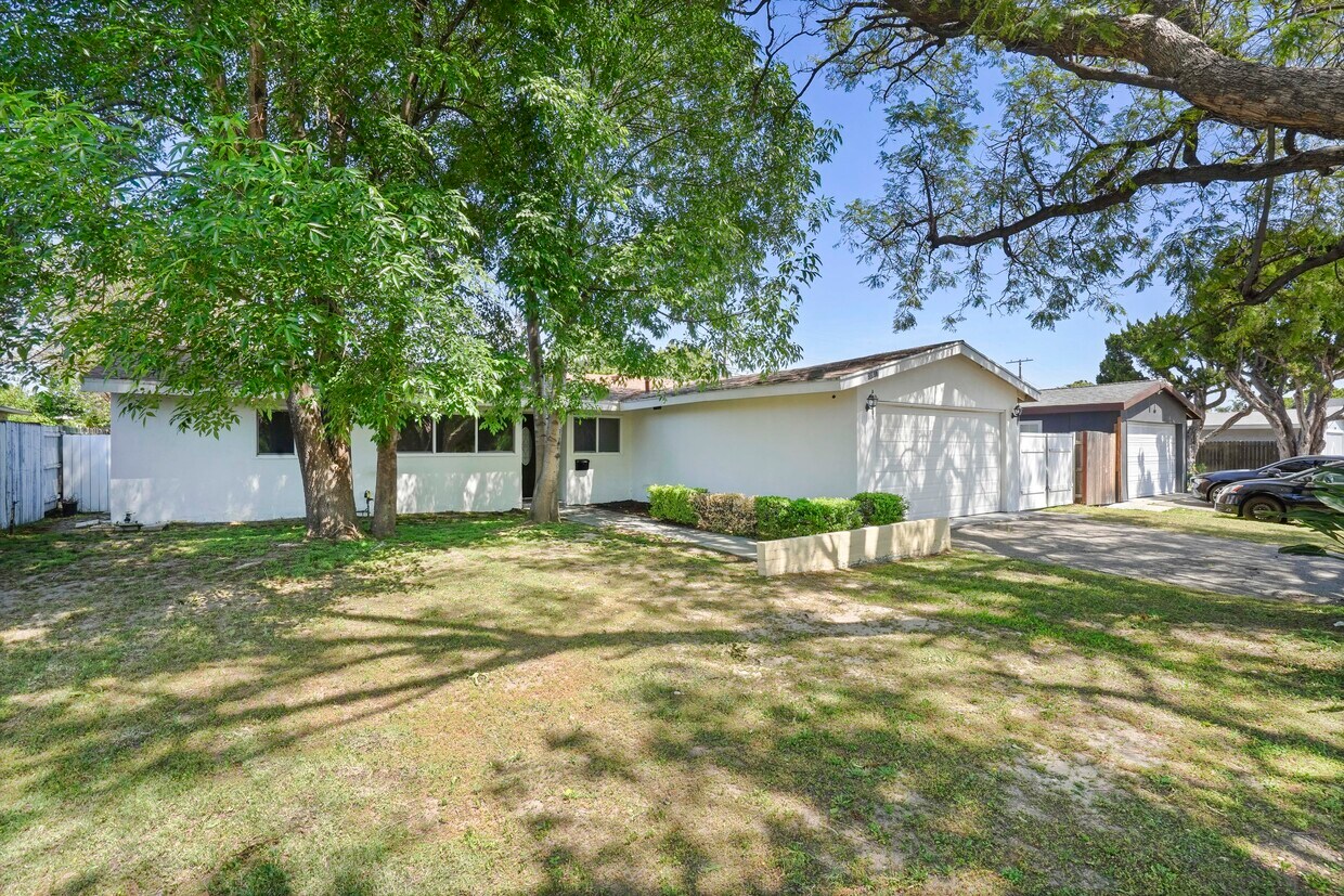 Foto principal - 20617 Schoenborn St