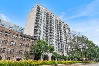 Building Photo - 1250 N La Salle Dr