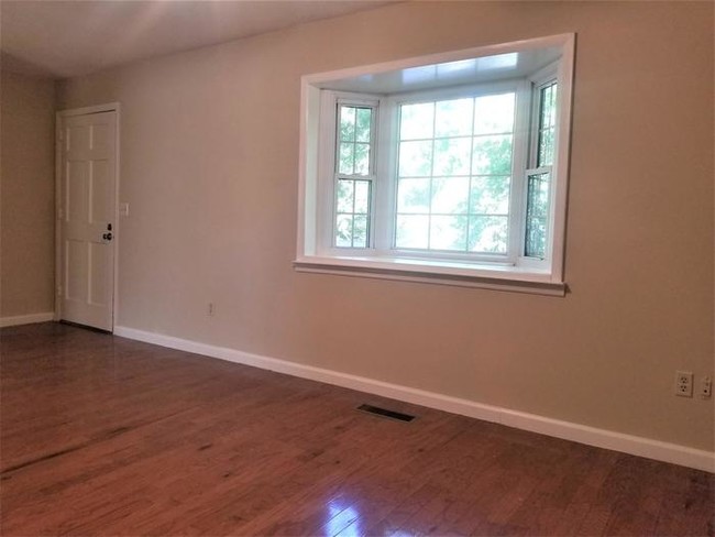 Building Photo - Cozy Home Close to Everything!