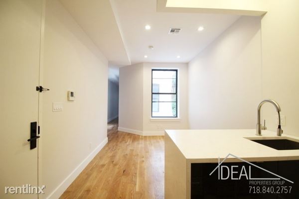 Building Photo - 677 Halsey St