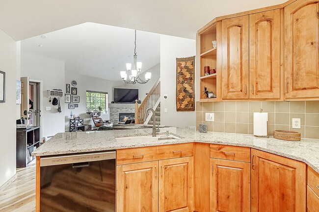 Building Photo - Updated 3bed/3bath! Price improvement! Spr...