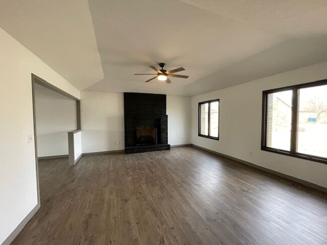 Building Photo - ALL BRICK HOME IN NIXA Located in McCroske...