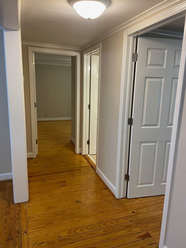 Building Photo - Very nice 3 or 4 bedroom, 2 bath home loca...