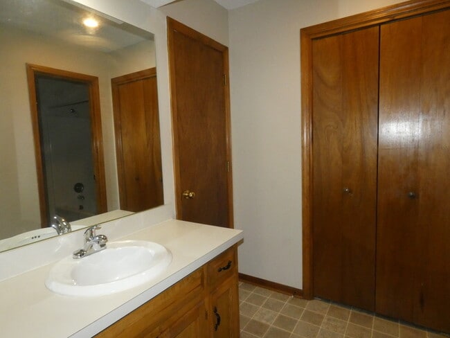 Building Photo - Beautiful Updated TownHome in Park Hill Sc...