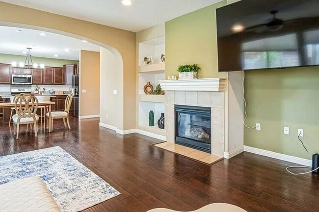 Building Photo - Fully Furnished 4 Bed/2.5 Bath Home In Sun...