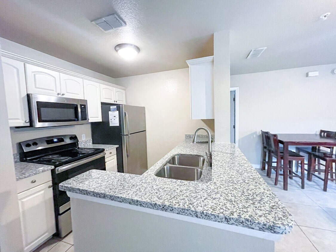 Oxford Terrace 200 Walk to UF and Soror... House Rental in