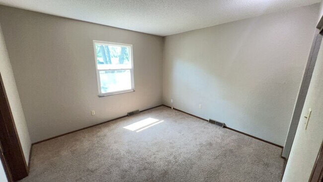 Foto del edificio - Bright & Spacious 3-Bed Home with Finished...