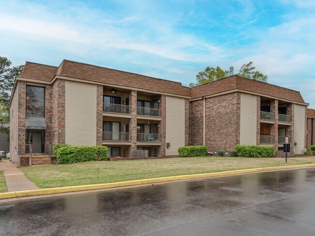 Foto del edificio - 1859 Poplar Woods Cir W