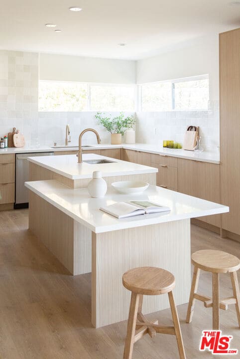 Foto del edificio - 6541 De Longpre Ave