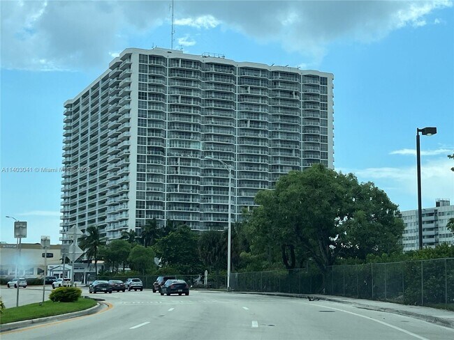 Foto del edificio - 7601 E Treasure Dr