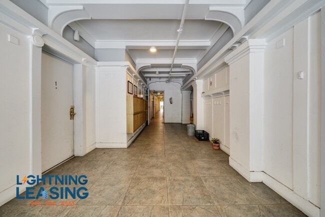 Building Photo - 1420 1/2 Flower St-32D