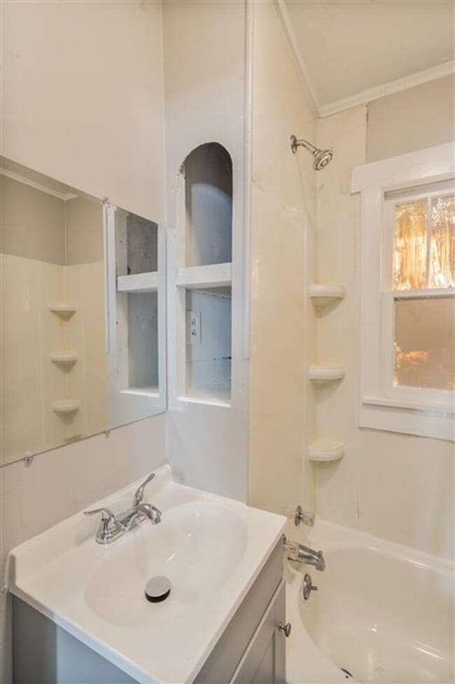 Building Photo - For Rent