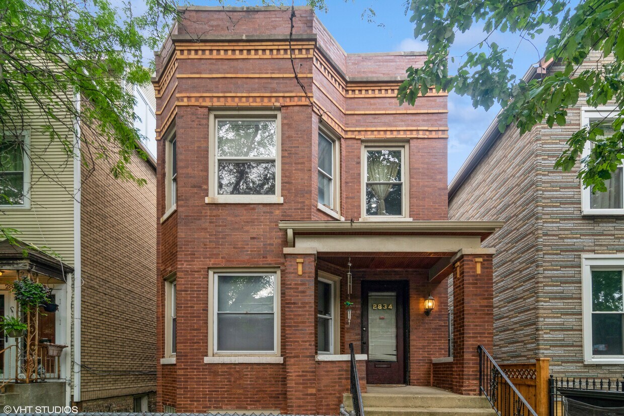 Front - 2834 N Rockwell St