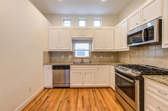 Foto del edificio - 2710 Hullsmith Dr