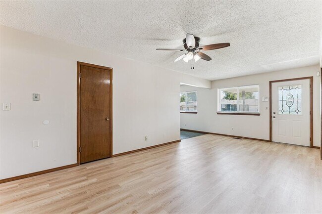 Foto del edificio - 121 Larry Ave