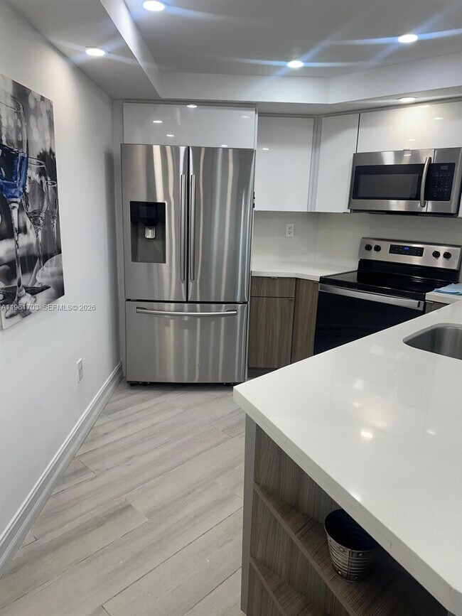 Building Photo - 9725 Fontainebleau Blvd