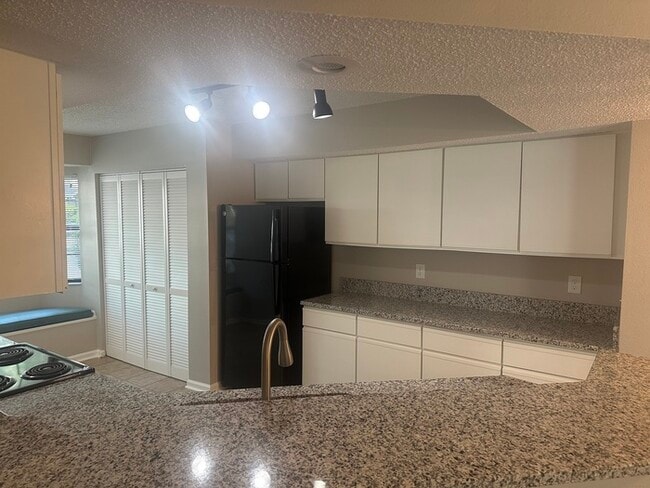 Building Photo - Nicely updated end unit townhouse. Great l...
