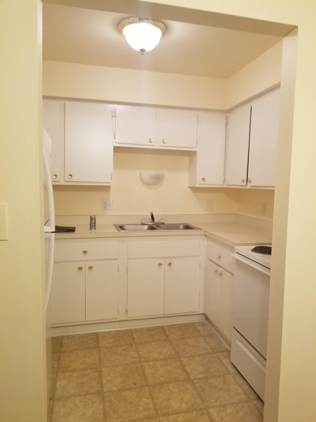 Building Photo - 1820 Axtell Dr
