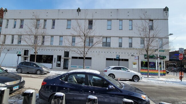 Building Photo - 930 W Belmont Ave