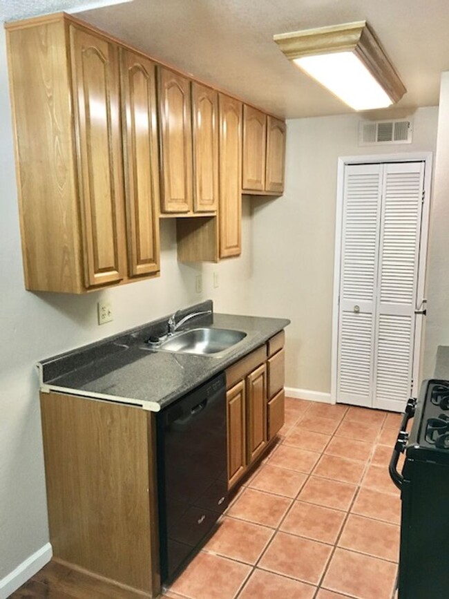 Building Photo - 2 bed 1 bath Lower Unit Condo in El Sobran...