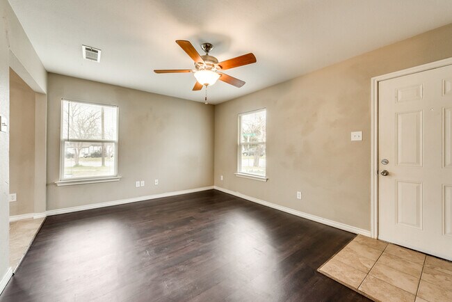 Building Photo - 701 Cedar Dr