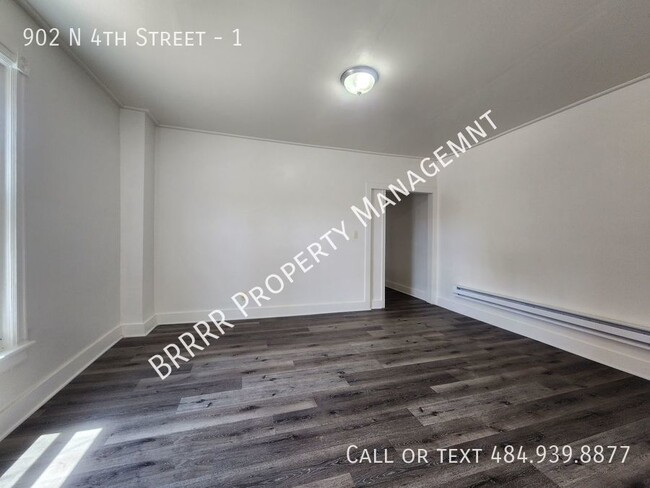 Building Photo - Spacious 2 bedroom 1 bathroom apartment in...