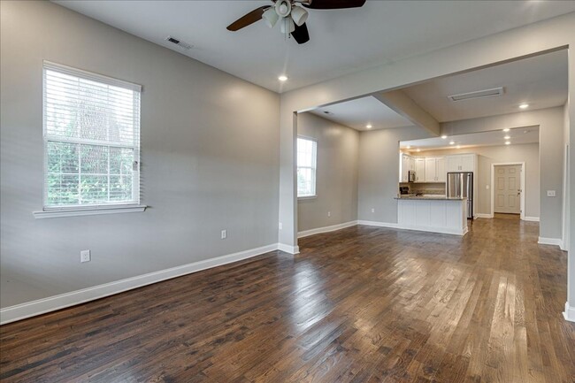 Building Photo - Charming 1920 renovated home!