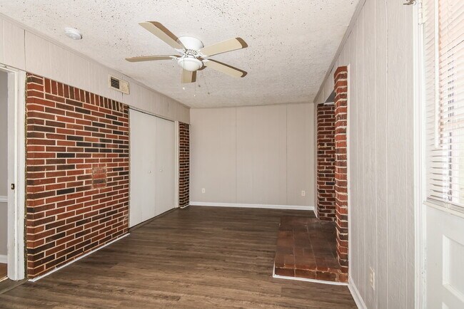 Foto del edificio - 1642 Pine Cir