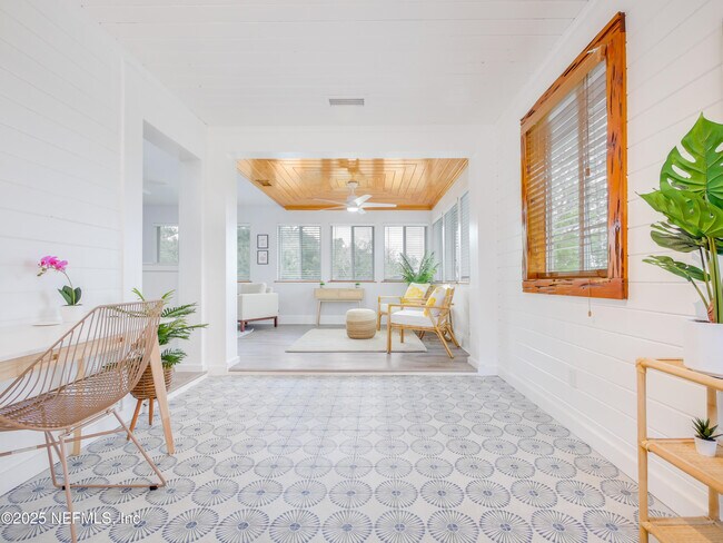 Foto del edificio - 6472 Putnam St