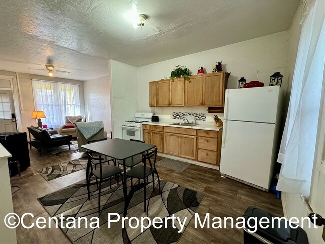 Building Photo - Cozy 2 bedroom 1 bathroom home in a centra...