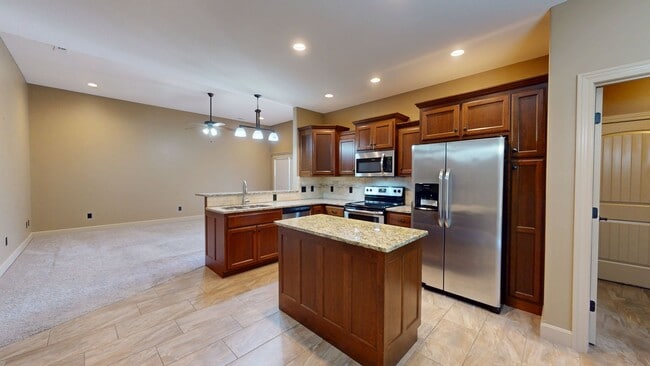 Building Photo - Townhome in Savannah schools!