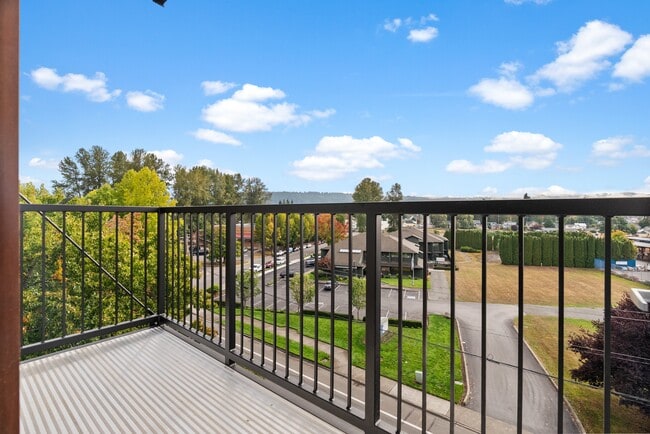 Salga a su balcón privado y disfrute de las tranquilas vistas del vecindario y la vegetación circundante. - Fryar Flats Apartments