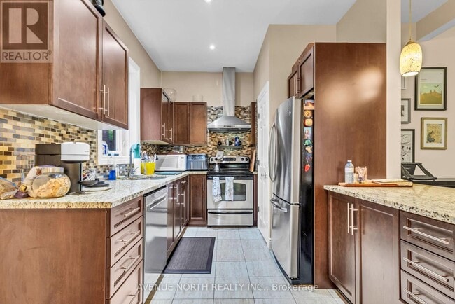 Building Photo - 871 Somerset St W