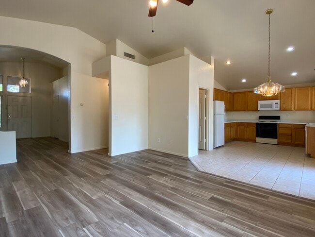 Building Photo - 763 W Canary Way