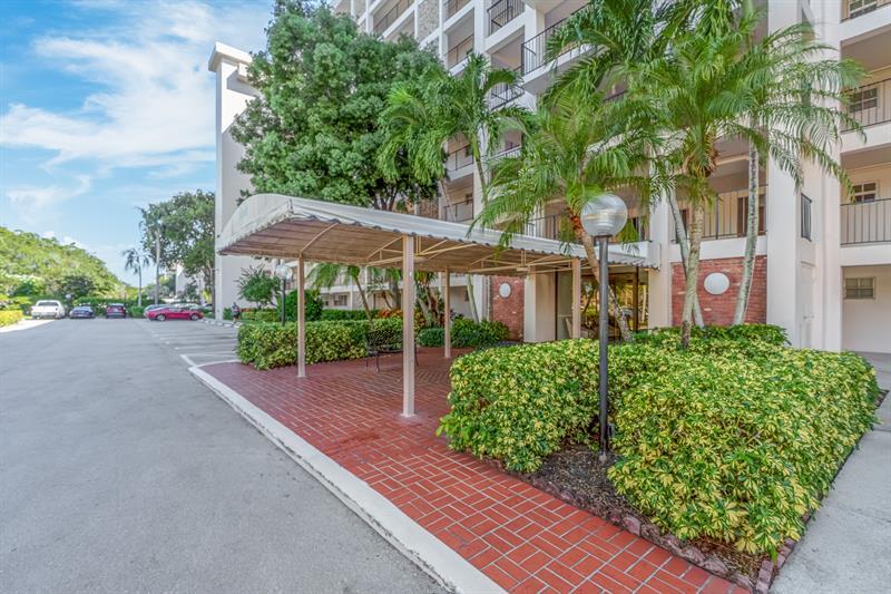Foto principal - 3050 N Palm Aire Dr