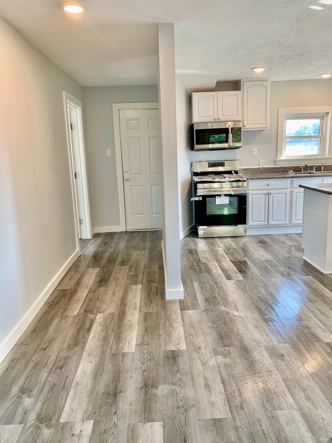 New flooring with open concept - 2620 Tuam St