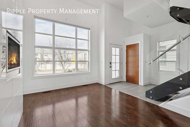 Building Photo - AMAZING 3 BEDS/ 2.5 BATHS TOWNHOUSE