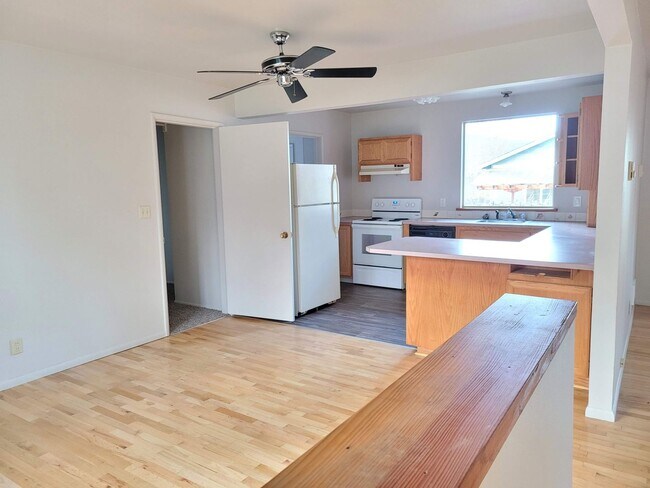 Foto del edificio - 4-Bedroom 2-Bathroom home in Friendly St. ...