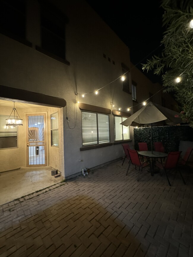 Patio - 1886 E Don Carlos Ave