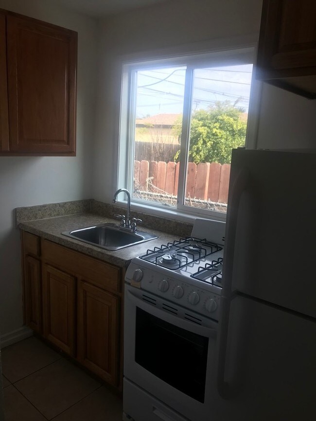 Building Photo - Small 1 bedroom unit
