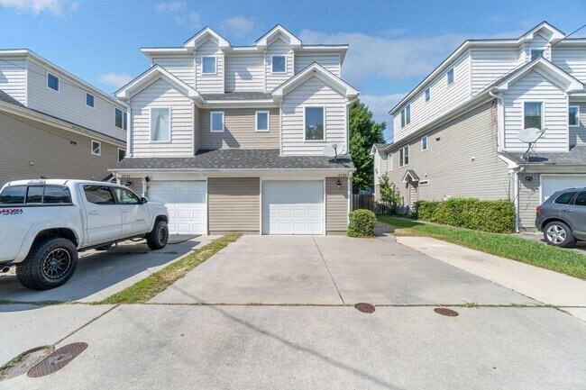 Building Photo - Luxury rental in prime location of Chesape...