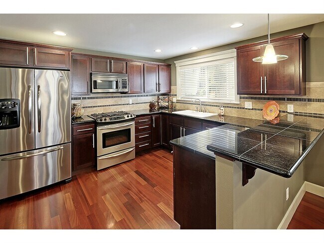 Kitchen with granite counters - 2843 SW Adams St