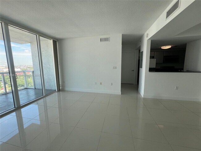 Foto del edificio - 1861 NW S River Dr
