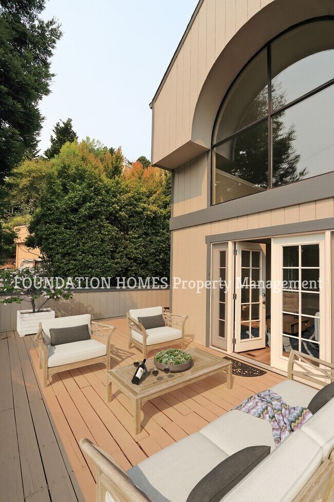 Building Photo - Sun Drenched 3BR/2.5BA Home in Tam Junctio...