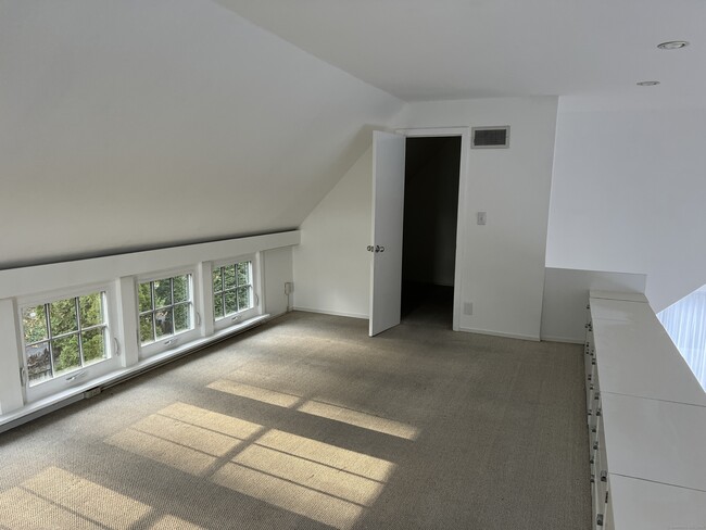 Building Photo - 230 Mamanasco Rd