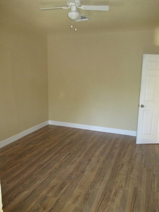 Foto del edificio - Great 3 bedroom 1 bath with nice size yard