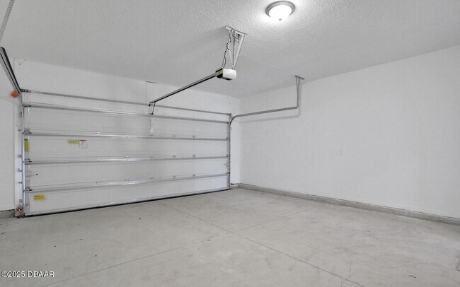 Building Photo - 180 Brandon Lks Dr