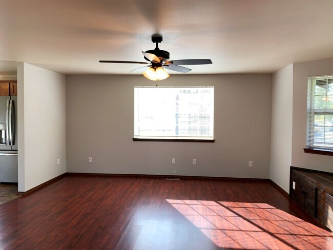 Building Photo - 4 Bedroom Home with 2 Car Garage!