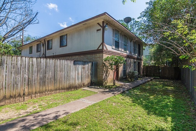 Building Photo - 8811 Carousel Ln
